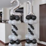 2 Colunas de Balões com Balão em forma de número no topo.