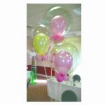 Centro de Mesa com 3 balões transparentes com um balão no interior - 4 balões pequenos na base.