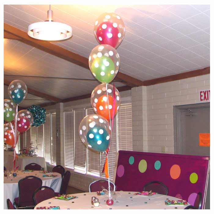 Centro de Mesa com 4 conjuntos de balões transparentes com 1 balão no interior.