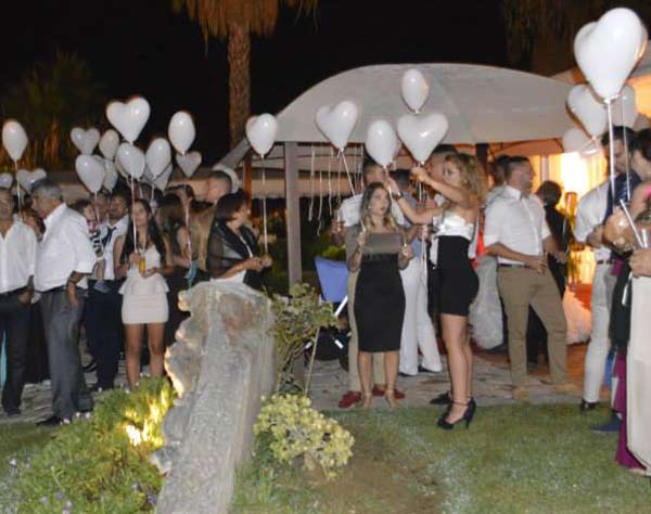 Balões em forma de coração cheios com hélio, largade de balões para casamentos algarve, largade de balões luminosos para corte do bolo Algarve